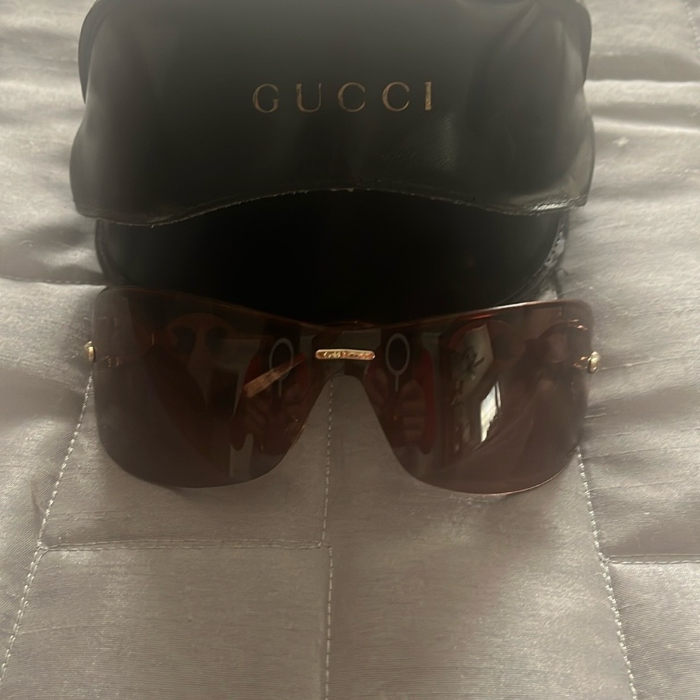 Authentic GUCCI  sunglasses with case worn 3 times  in GREAT CONDITION